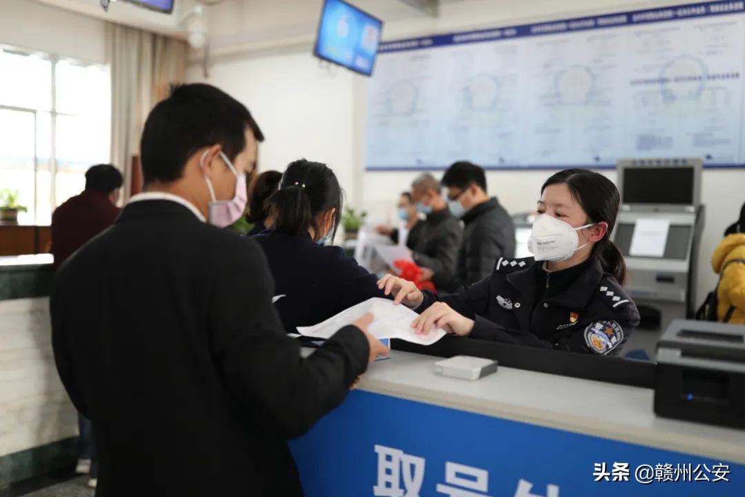 【我为群众办实事】逃犯网吧被带走，再推便民措施……赣州警方在行动！