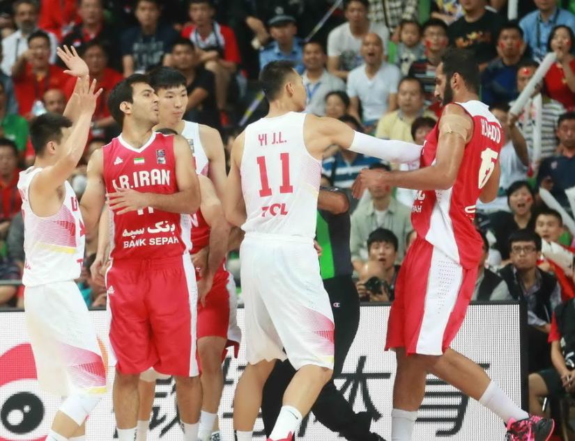 为男足打气！男篮对决伊朗五大瞬间：姚明吊打大帝阿联霸气隔扣