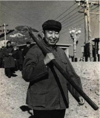 *世友许**被难住14天没打下县城，小班长一根竹竿一个滑轮，一天拿下