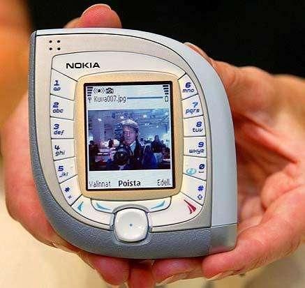 十五年前的直板机皇诺基亚NOKIA7610拆解，时代艳惊四座的设计！