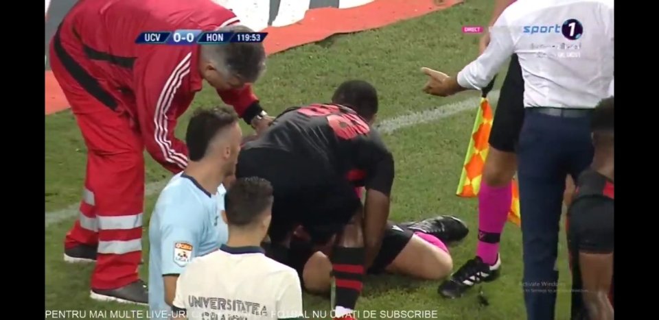 球迷*力暴**！裁判阿诺德·亨特在比赛中被照明弹射和打火机击中