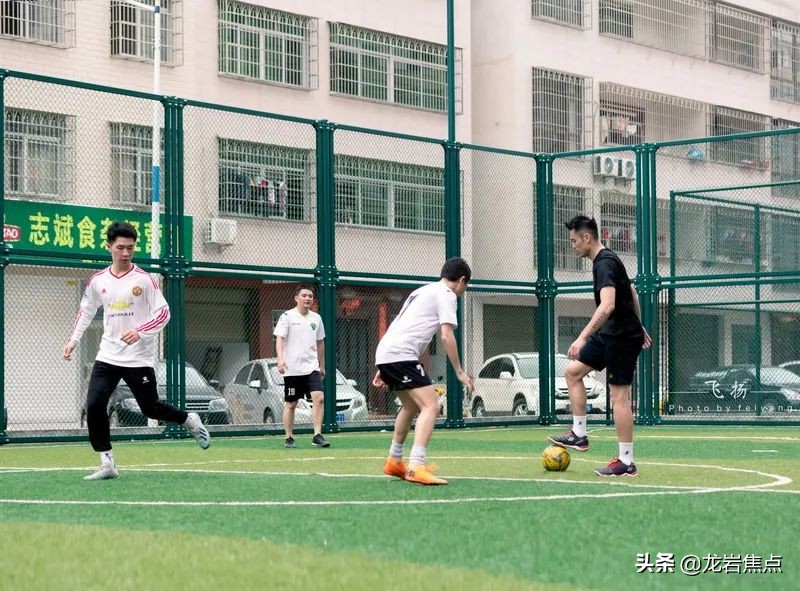 林丹脚踢球,林丹回到球场赢了