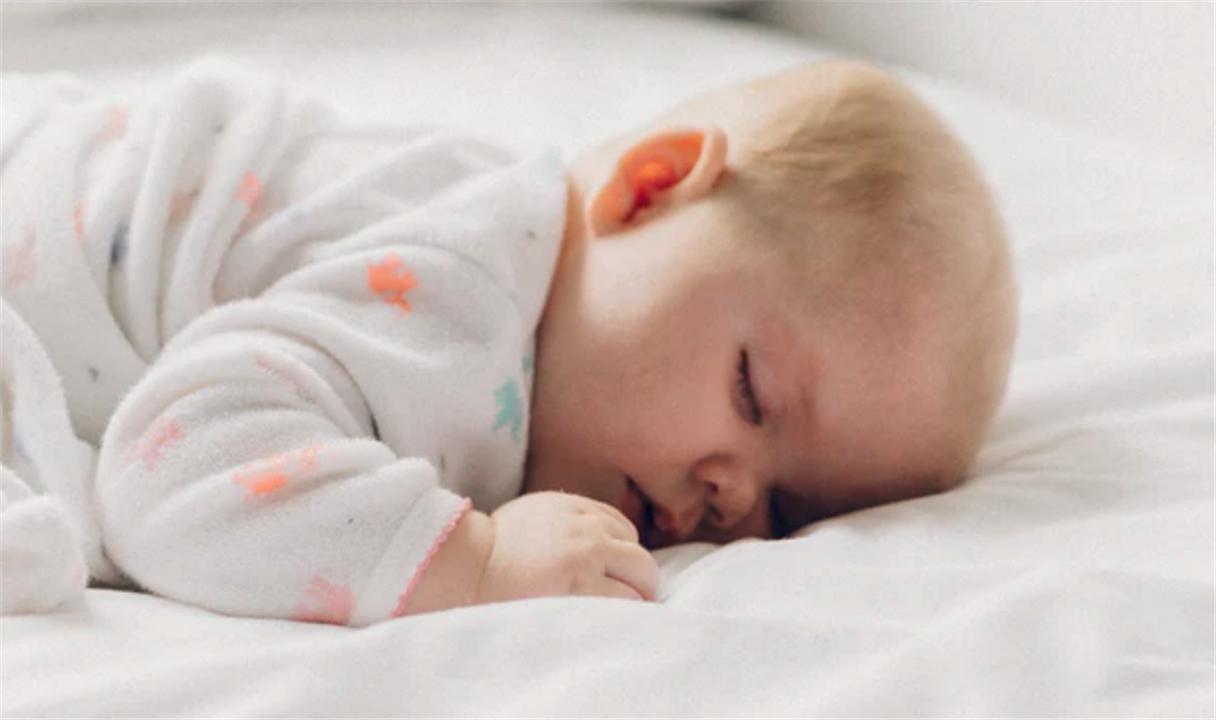 给宝宝趴着睡好不好,宝宝喜欢趴着睡要帮孩子调整吗