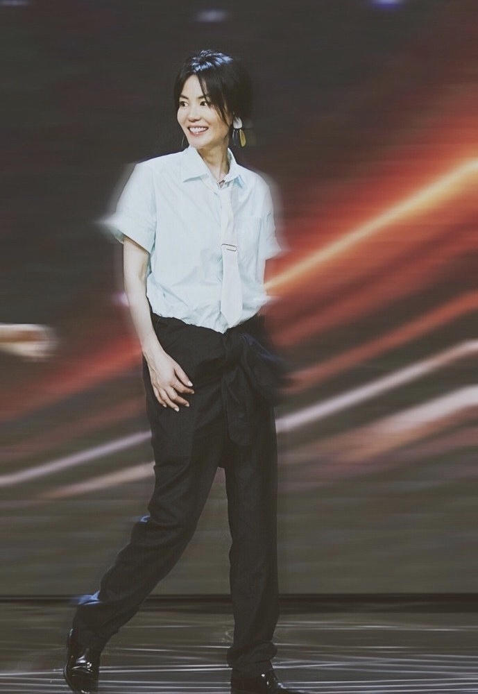 壁纸丨50岁的王菲，还是那个遗世独立的仙女