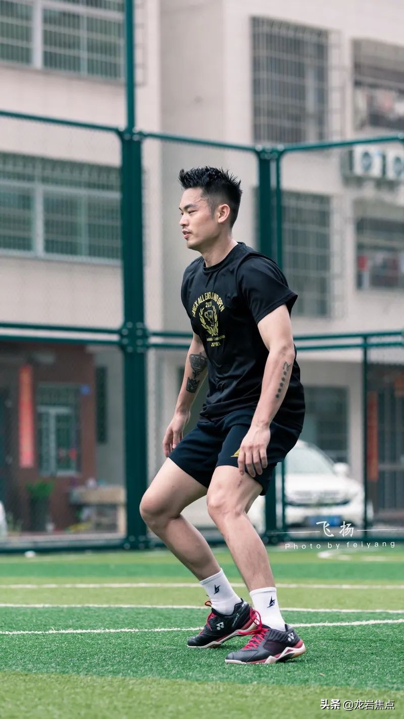 林丹脚踢球,林丹回到球场赢了