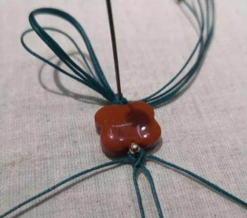 小孔转运珠编绳手链教程,2个珠子的小挂坠