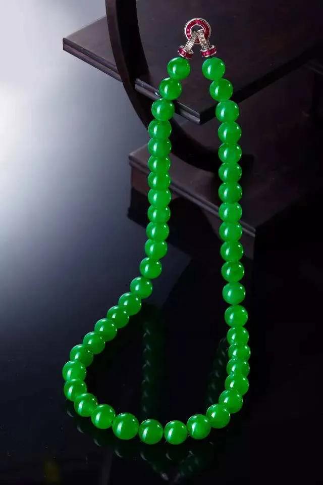 拍卖行的顶级翡翠珠链,拍卖会上的顶级翡翠首饰