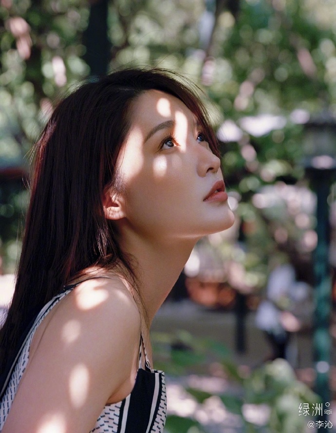 李沁侧颜一样的图片,李沁肤白貌美美得让人着迷