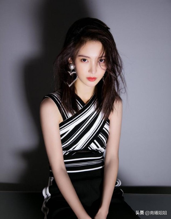 你的脸型适合披头发还是扎头发,扎什么发型发际线不会后移和秃头