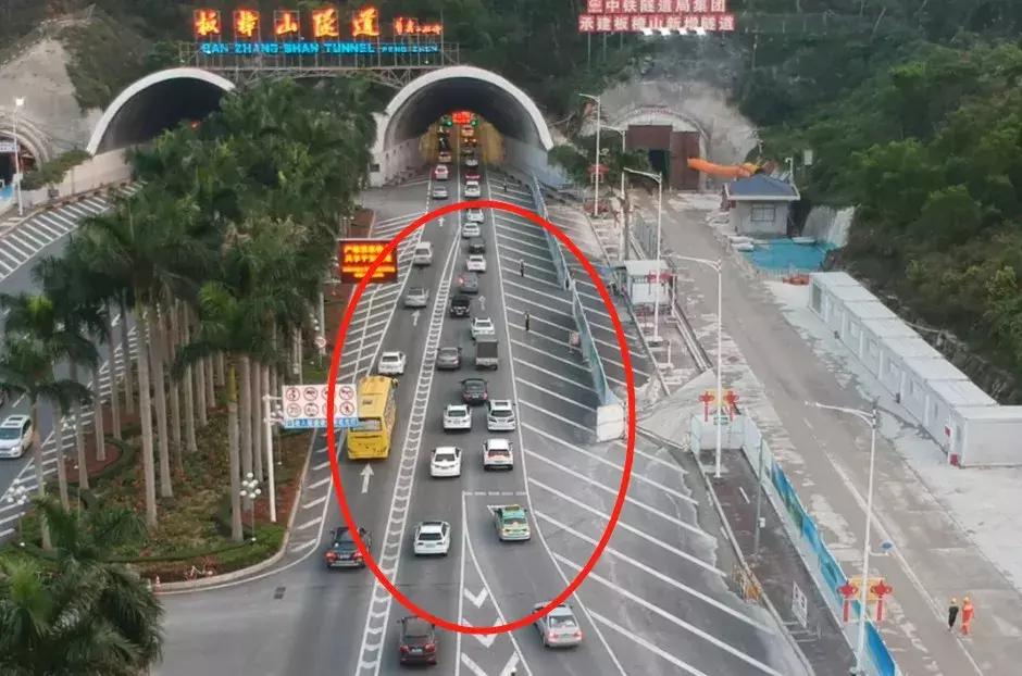 珠海板樟山慢行隧道,珠海板樟山隧道千米红色长廊入口