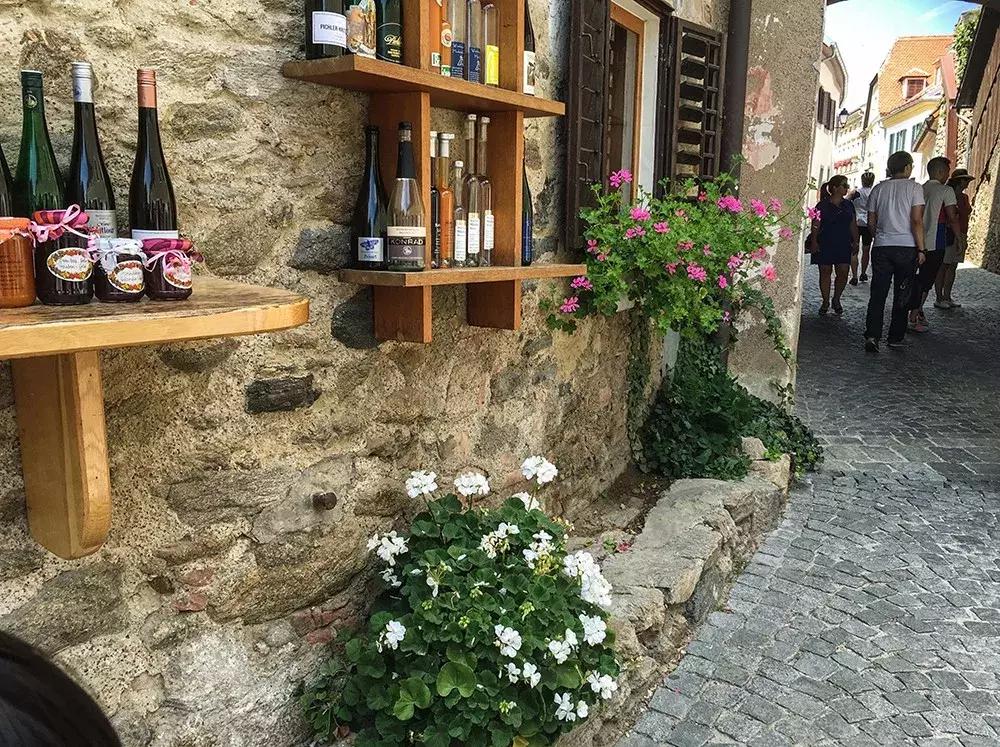 公共停车位被电动车霸占违不违法,电动车占用公共停车位的行为