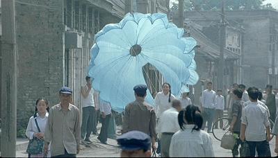 地位与张艺谋不相上下，他第一次做导演，扯掉了理想主义的遮羞布