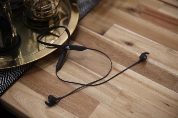 “随身携带的音乐”阿迪达斯蓝牙耳塞测评