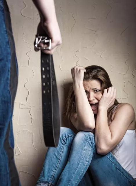 女记者被家暴成“另一个拉姆”，值得同情吗？要远离这几种男人