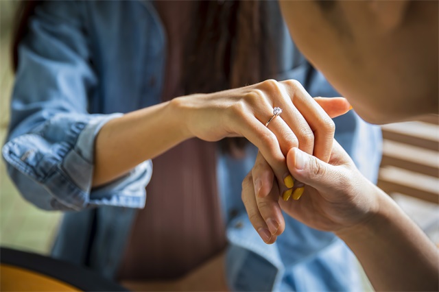 “借我的20万块钱买房，为什么与别的女人同住”“因为你傻呀”