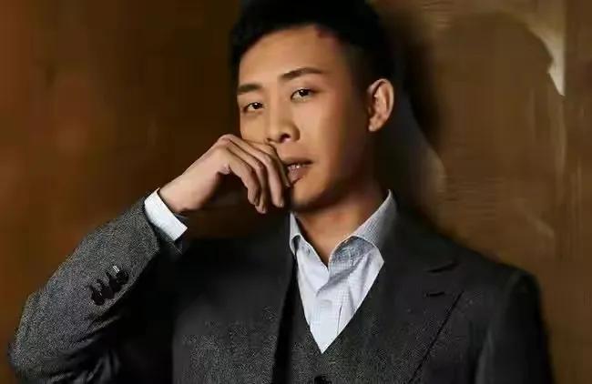 老了和年轻时不一样的男明星,早过了30岁却满满少年感的男明星