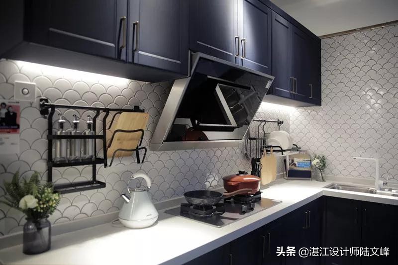 厨房贴网红小白砖好看吗,800x800瓷砖上墙厨房好看吗