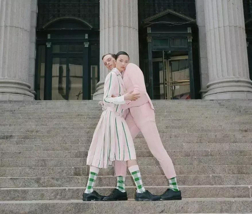 说好一起露脚踝，那些时髦精却偷偷穿上了中筒袜