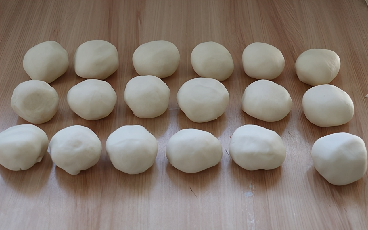 黄桥烧饼层层叠叠的一口酥香,新鲜出炉的黄桥烧饼外酥里嫩