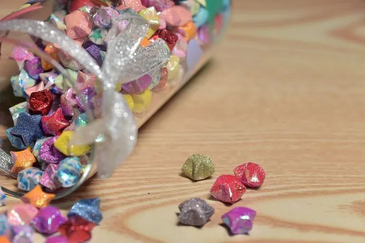 那些花儿在每个角落静静为你开着,那些花儿在每个角落静静地绽放