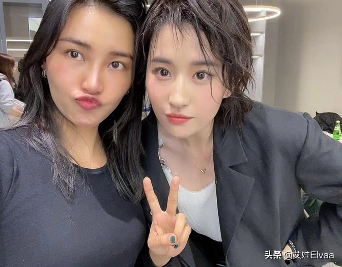 刘亦菲西装皮裤造型酷飒魅惑,刘亦菲穿搭回归现实金丝绒