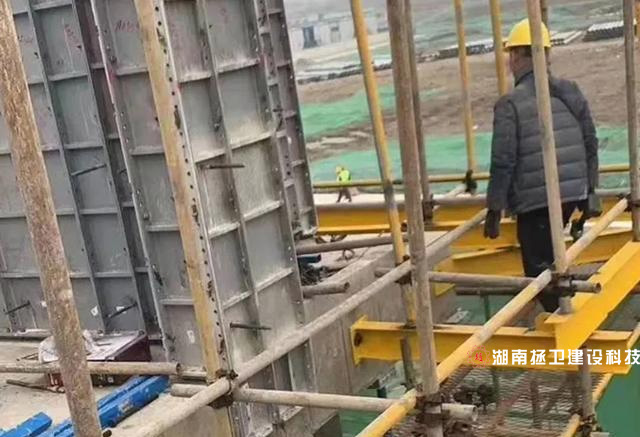 悬挑脚手架明细价格,新型悬挑脚手架