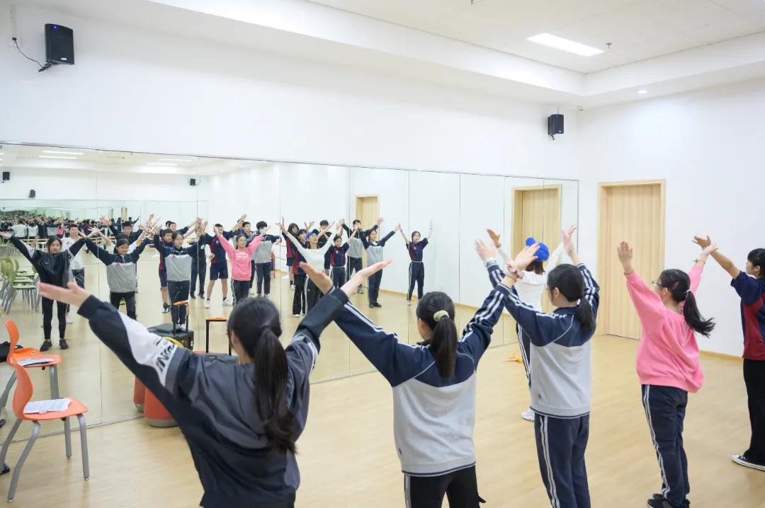 太拼了！为实现个性化教育，这所学校给学生开了100多门优能课