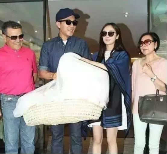 梅根产后首次公开亮相,梅根产后多久恢复身材了