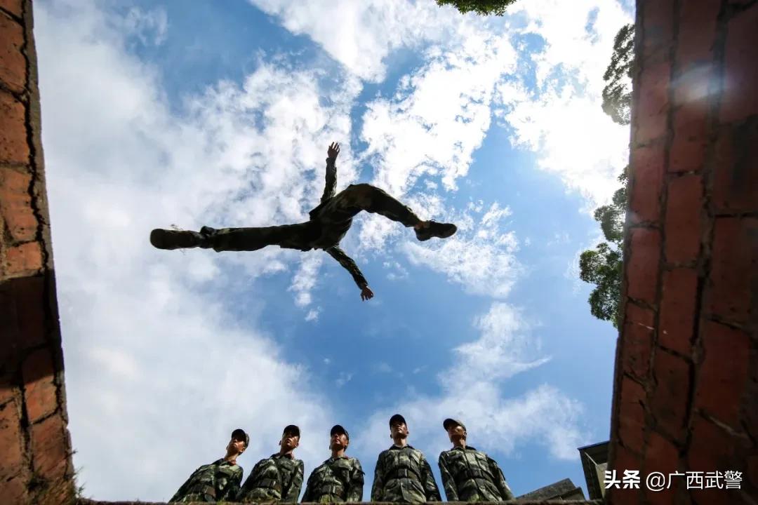 400米障碍班长态度,刘班长抖音里跑400米障碍