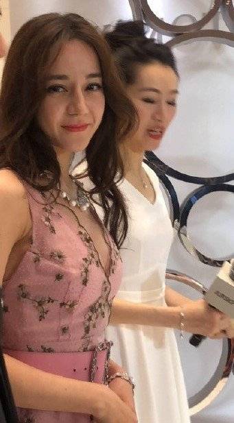 迪丽热巴好大胆！现身捞金穿深V性感长裙，人美胸更美