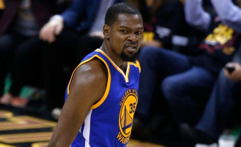 nba科比踢足球,科比是打篮球的还是踢足球的