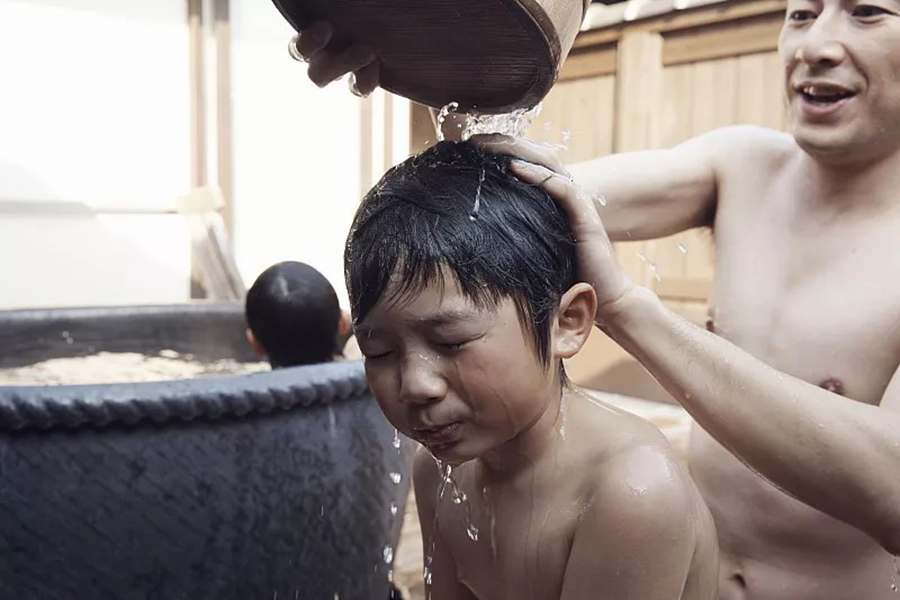 孩子被陌生大爷弹小鸡鸡，父母马上阻止：男孩的性教育也很重要