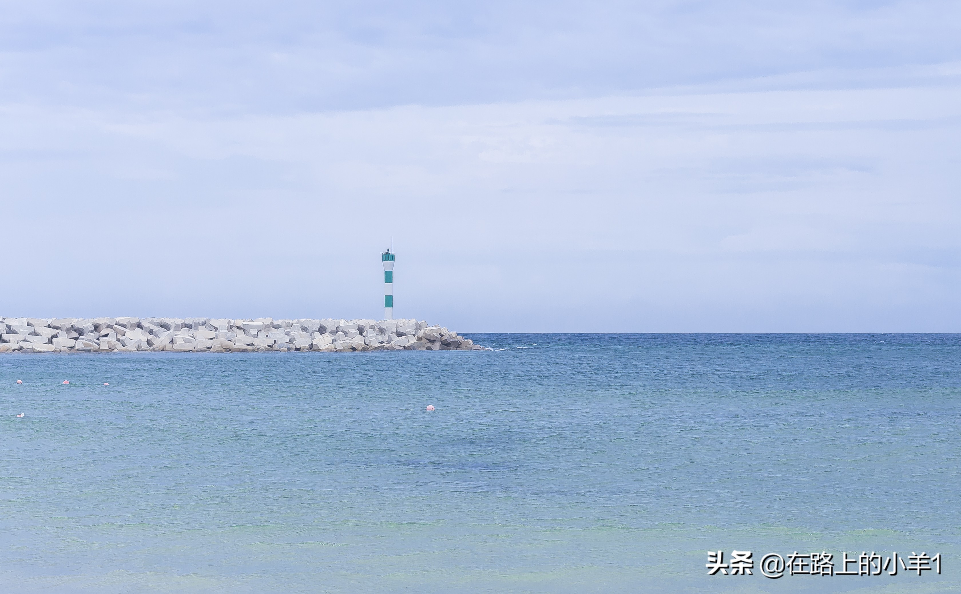 此地距离三亚仅23分钟车程，游客稀少环境清幽，真正的度假胜地