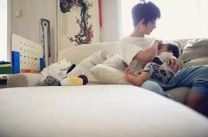 母乳宝宝喜欢“含奶而睡”，是出于这几个原因，真相很暖心