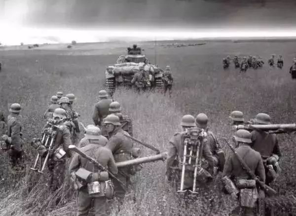 足球史上以一己之力力挽狂澜,足球球员生死时刻