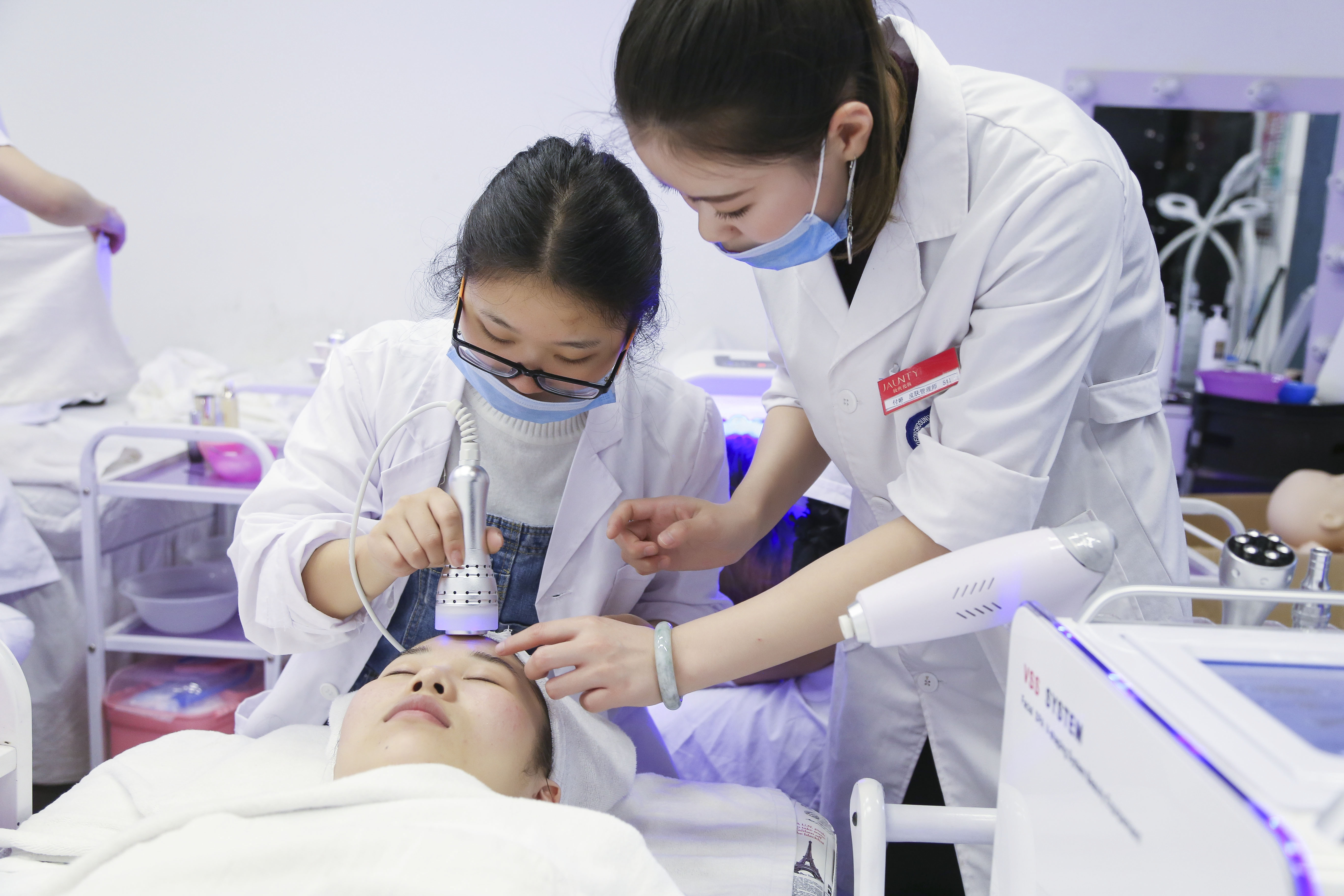 学化妆和学美容哪个有前途,女孩子学化妆好还是学美发好