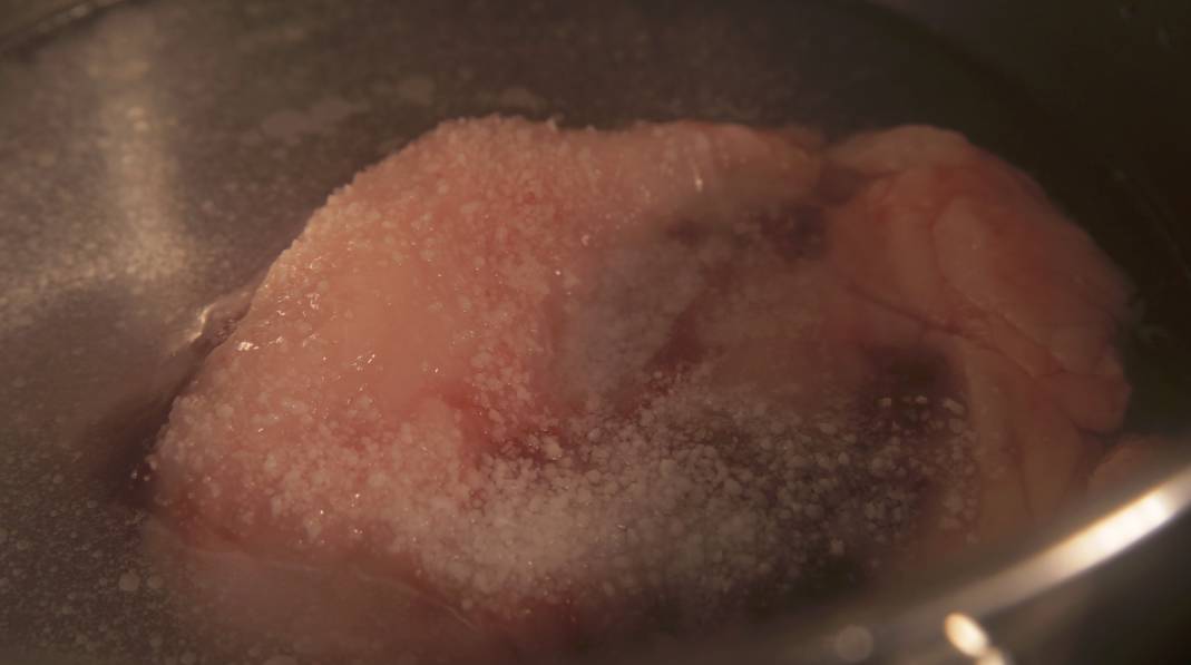 生吃独角鲸、乱炖北极熊，因纽特人的圣诞大餐，你敢吃吗？