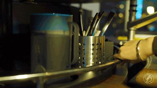 「M.产品」垂直式传送带，让食物从“天上掉下来”