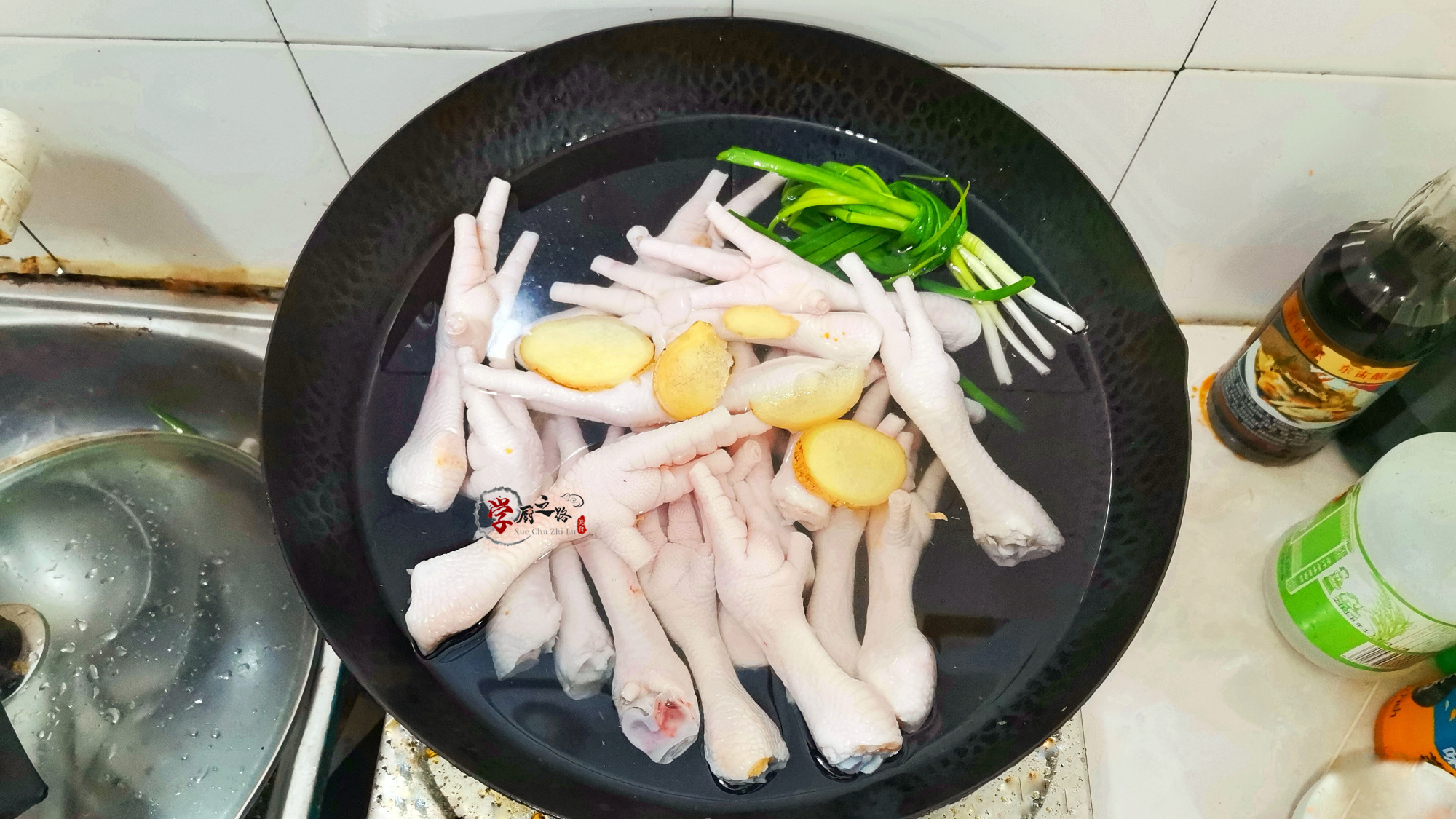 虎皮鸡爪软烂脱骨的技巧,虎皮鸡爪破皮方法