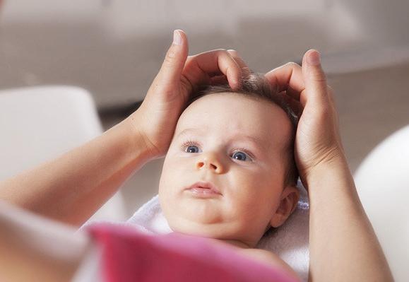 新生儿头发稀少黄是什么原因,出生的新生儿头发黄是什么原因