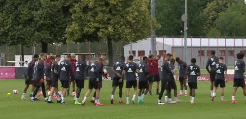 拜仁主教练纳格尔斯曼最新视频,拜仁新赛季首堂训练课纳格尔斯曼