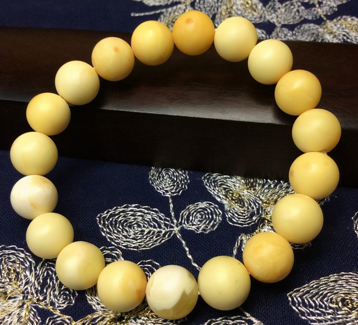 真假琥珀蜜蜡的鉴别,蜜蜡手串的种类及鉴别