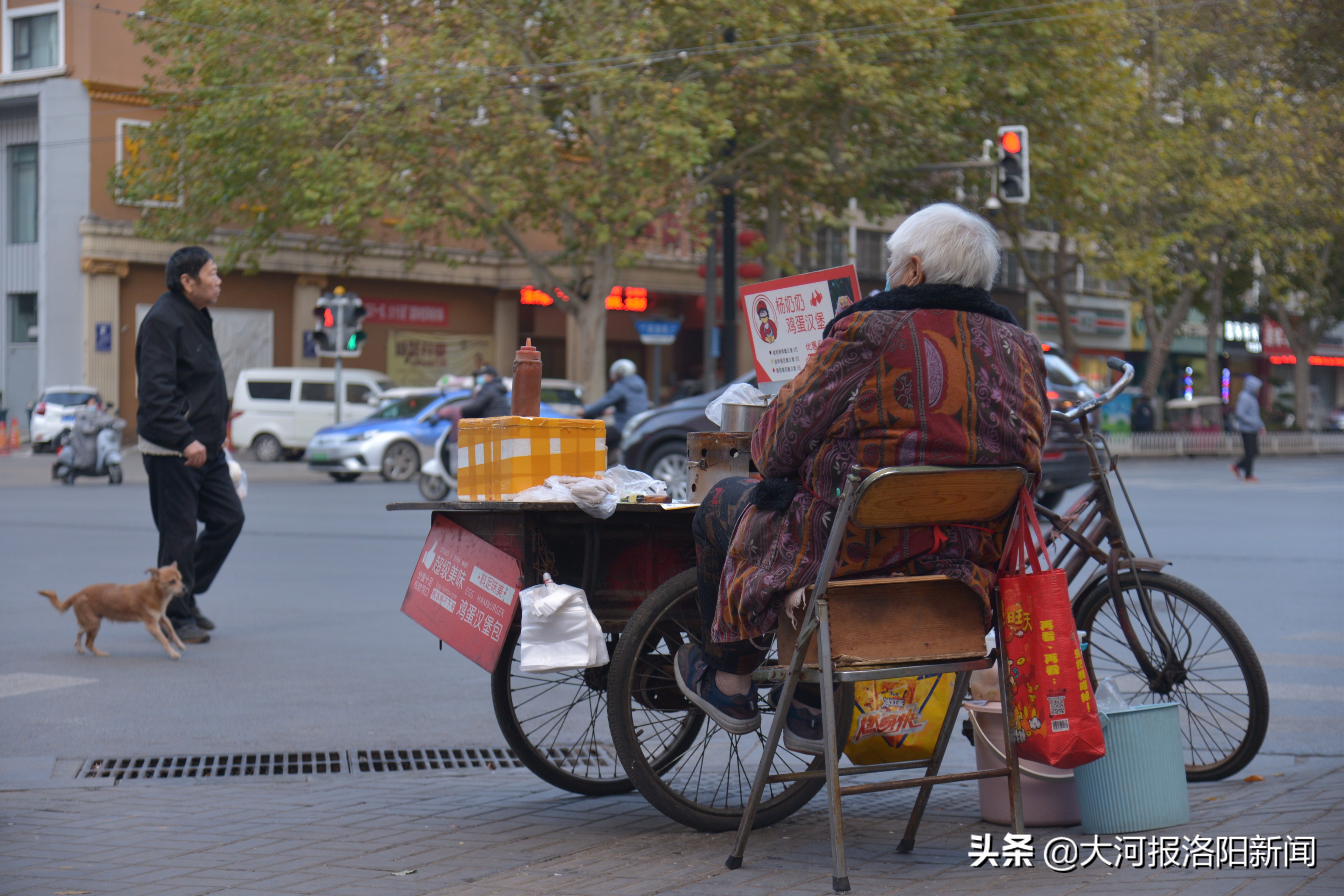 70岁老人摆摊赚零花钱,摆摊创业老人多