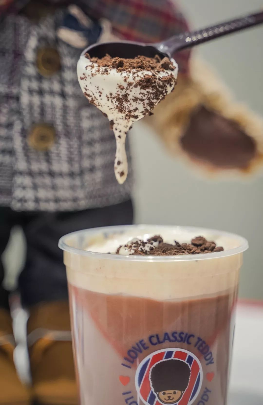 告别东方明珠、城隍庙，来上海这家暗藏100只泰迪的奶茶店