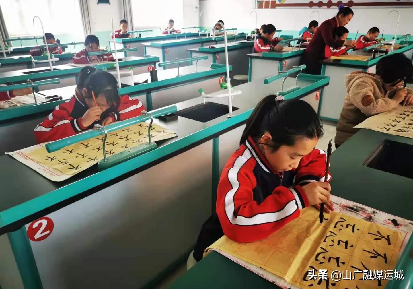 山西省芮城县南磑中心小学赏艺术作品传红色基因做*党**的红孩子