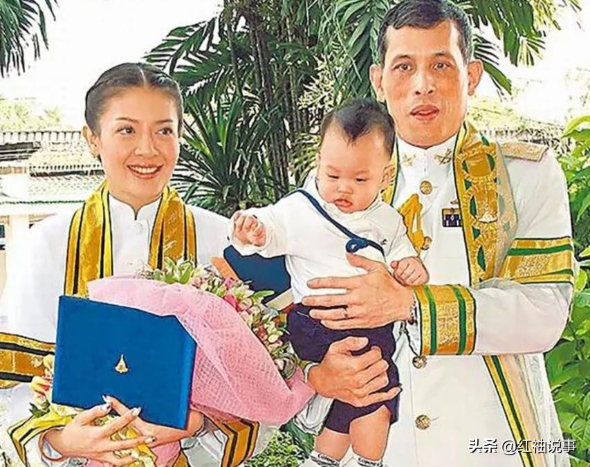 西拉米产后出院排场大，泰王亲自推轮椅，群臣跪拜提帮功母子