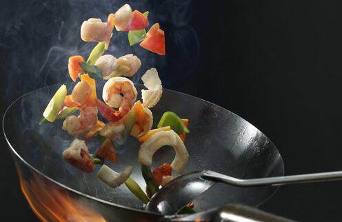 为什么饭店炒菜的大铁锅，从来都不粘锅？原来这其中有“猫腻”