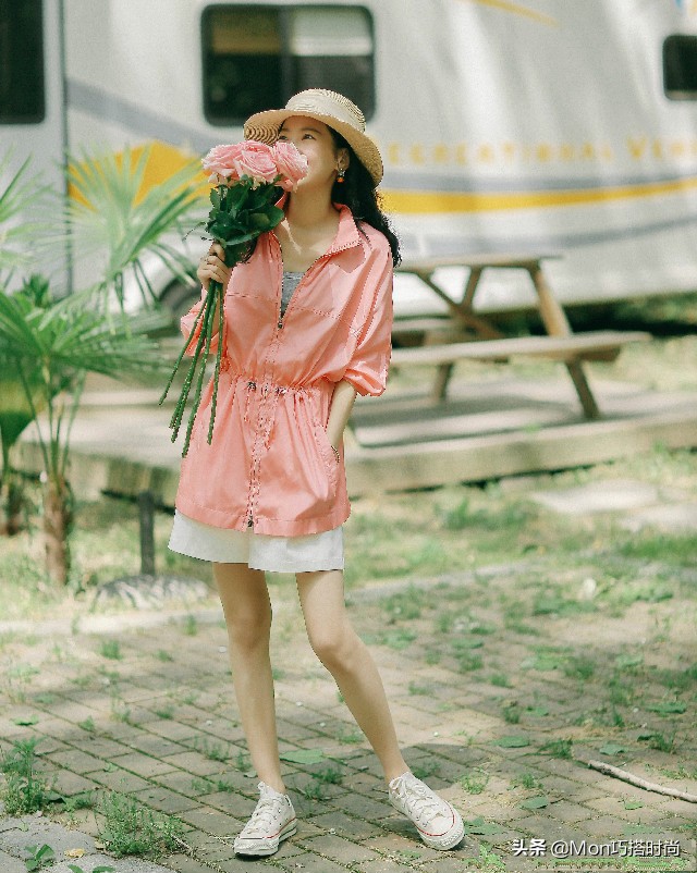 今夏火了一种帽子叫“烟筒帽”，时髦百搭显脸小，戴对整容级好看