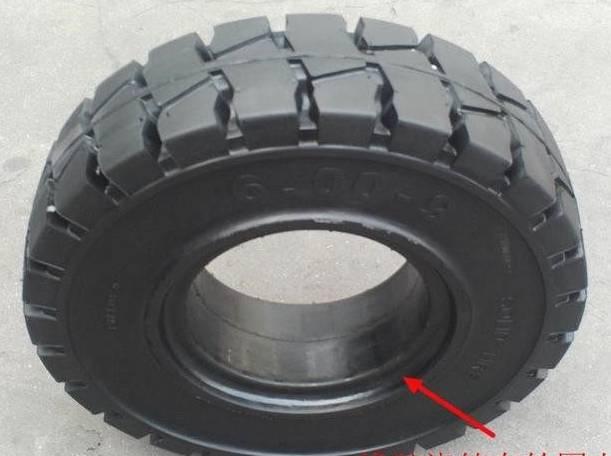 我国出产的*用军**轮胎，材料比钢强6倍，被*药炸**轰穿后能行驶71公里