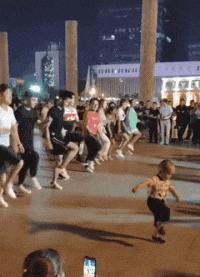 这只鹦鹉一直以为他是一只猴，所以每天都在重复做这个动作